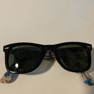 Black Ray Ban sunglasses